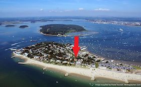 Top Floor Sandbanks Apartment With Free Parking Just Minutes From The Beach And Bars
