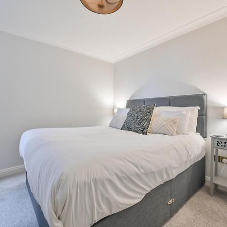 Top Floor Sandbanks Apartment With Free Parking Just Minutes From The Beach And Bars Canford Cliffs Exterior photo