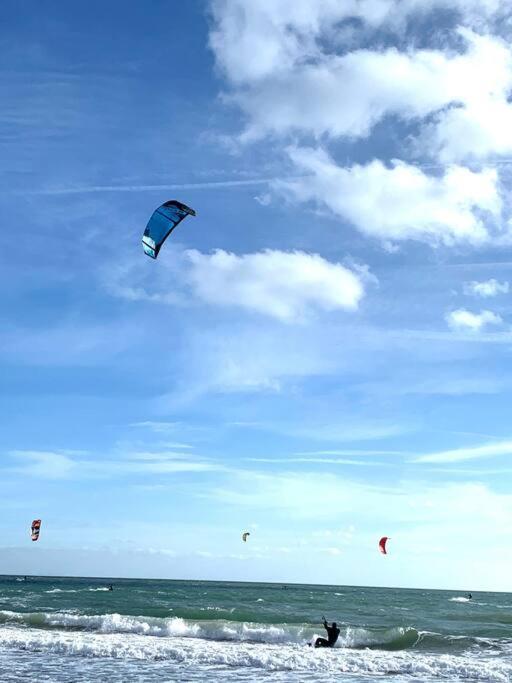 Top Floor Sandbanks Apartment With Free Parking Just Minutes From The Beach And Bars Canford Cliffs Exterior photo