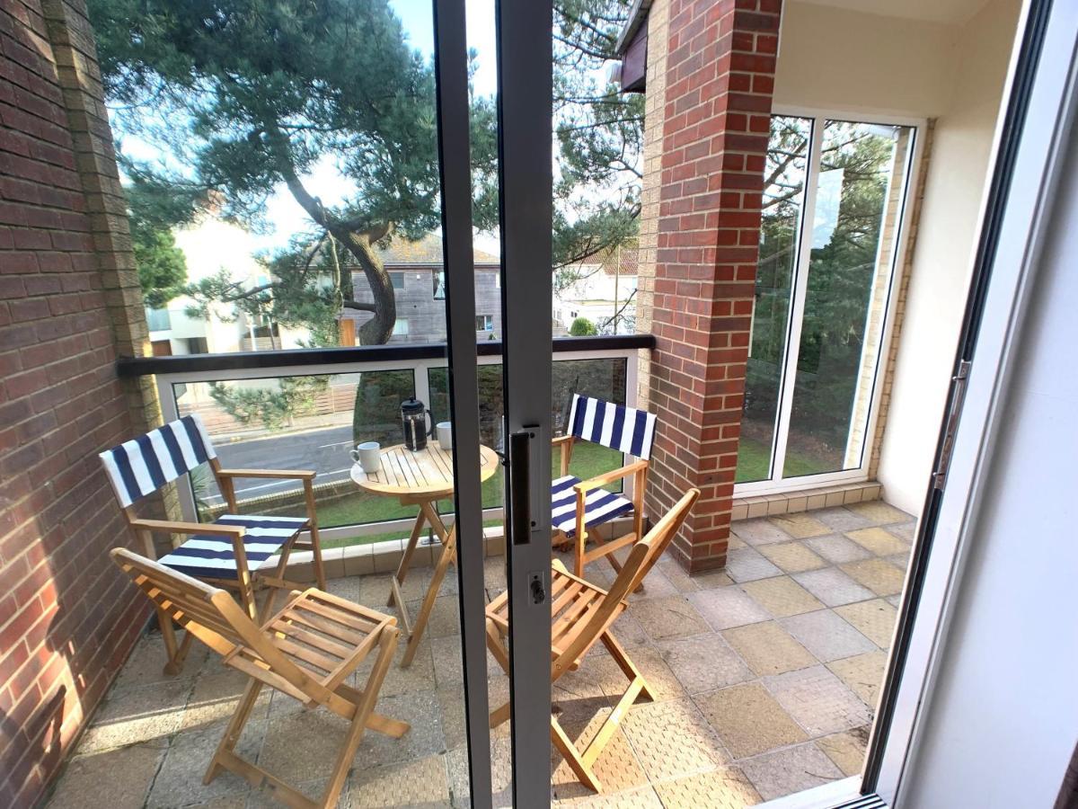 Top Floor Sandbanks Apartment With Free Parking Just Minutes From The Beach And Bars Canford Cliffs Exterior photo