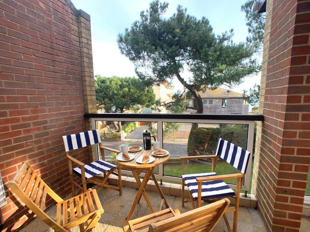 Top Floor Sandbanks Apartment With Free Parking Just Minutes From The Beach And Bars Canford Cliffs Exterior photo