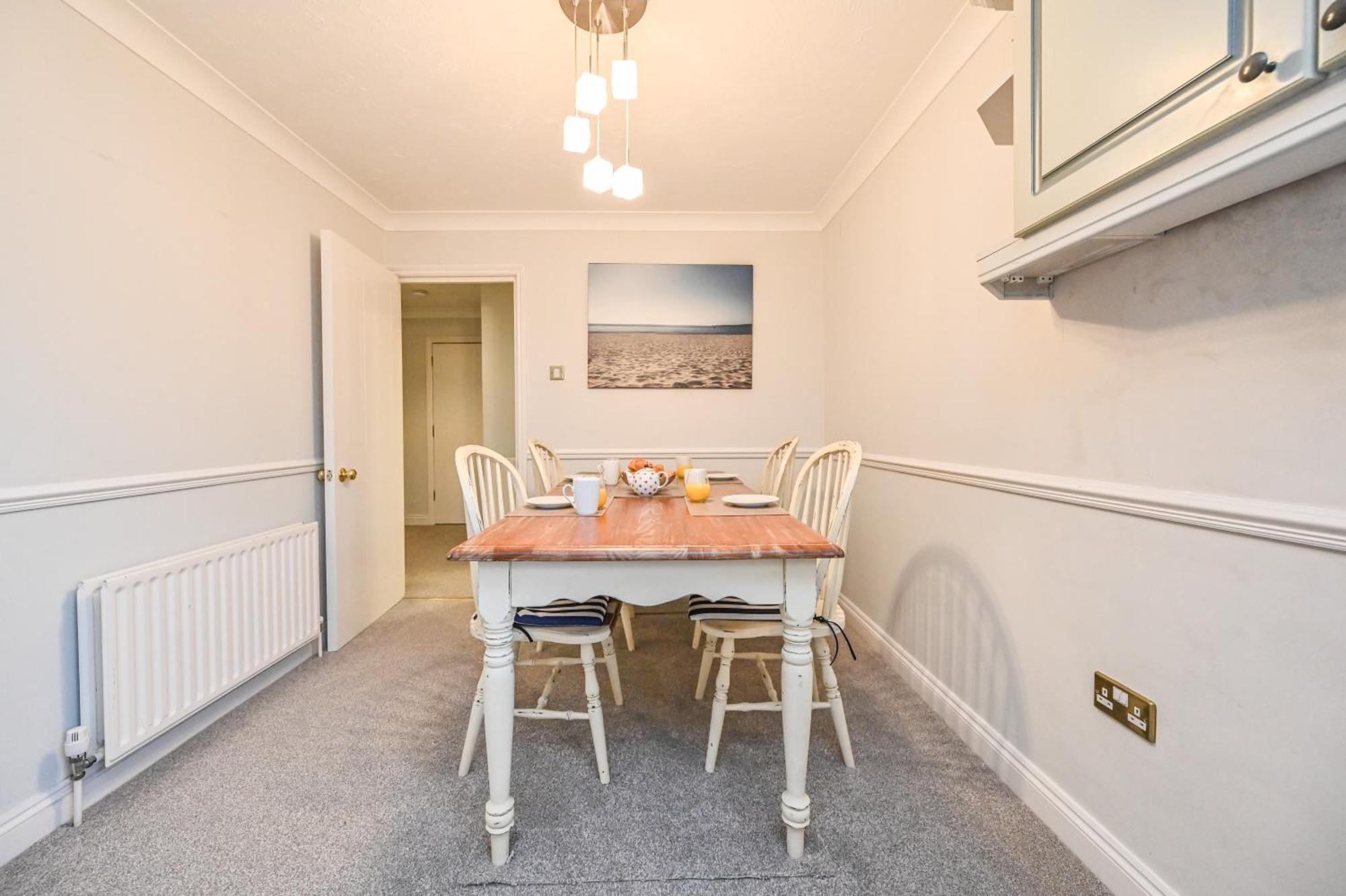 Top Floor Sandbanks Apartment With Free Parking Just Minutes From The Beach And Bars Canford Cliffs Exterior photo