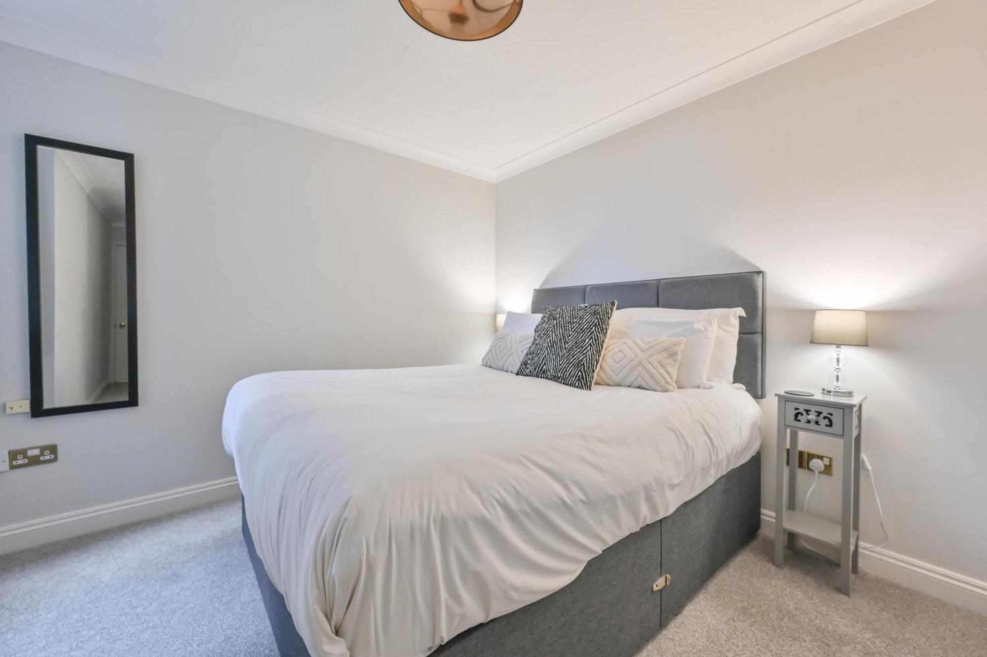 Top Floor Sandbanks Apartment With Free Parking Just Minutes From The Beach And Bars Canford Cliffs Exterior photo