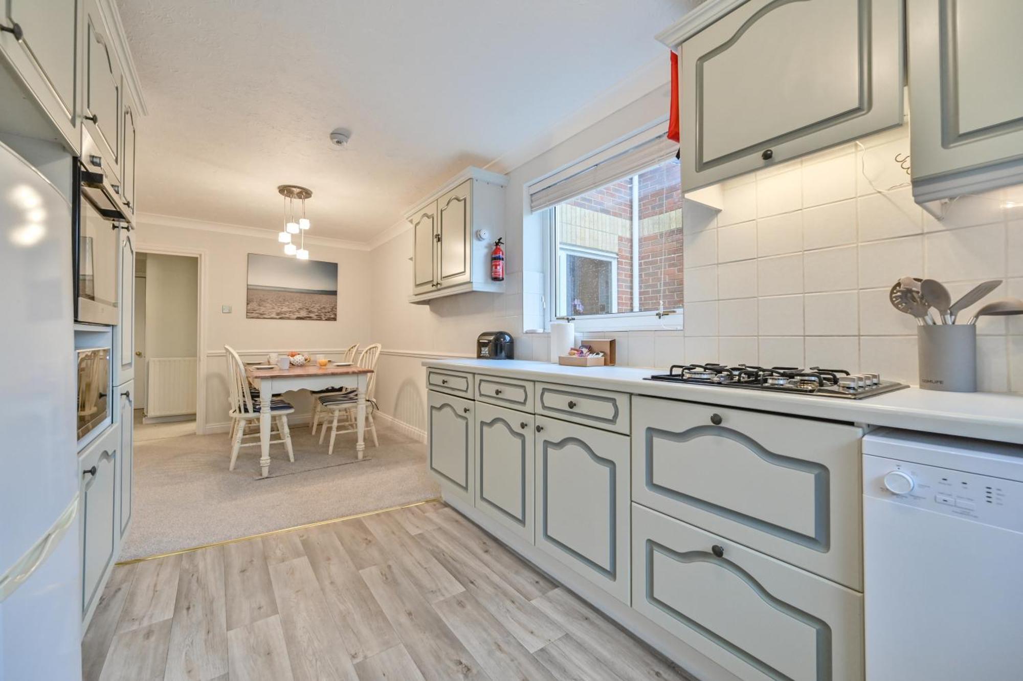 Top Floor Sandbanks Apartment With Free Parking Just Minutes From The Beach And Bars Canford Cliffs Exterior photo