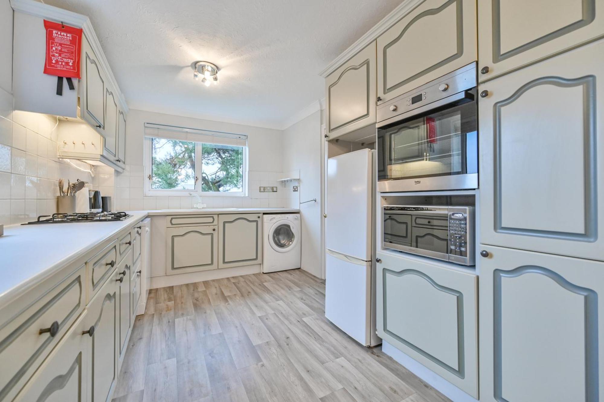 Top Floor Sandbanks Apartment With Free Parking Just Minutes From The Beach And Bars Canford Cliffs Exterior photo