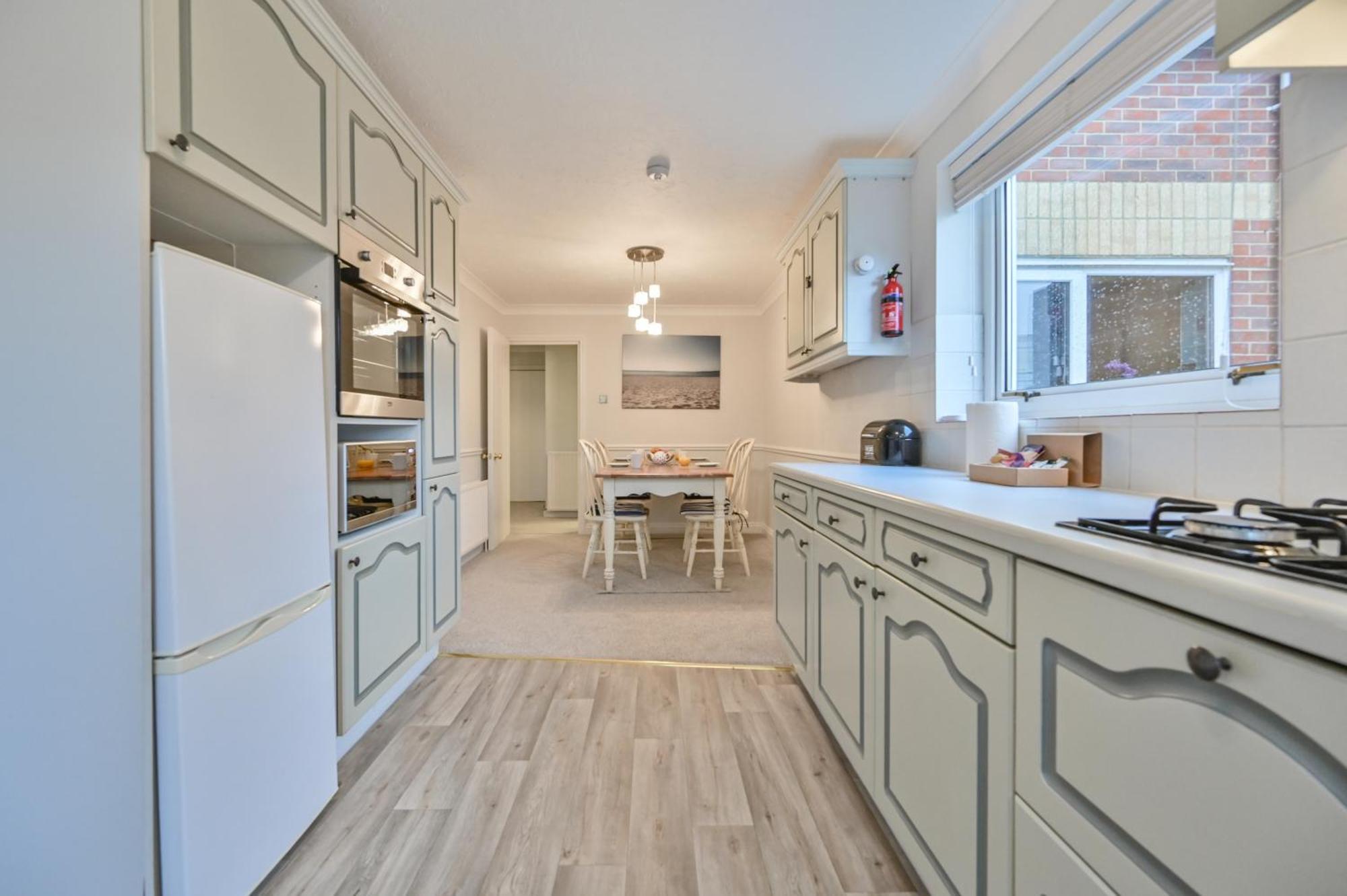 Top Floor Sandbanks Apartment With Free Parking Just Minutes From The Beach And Bars Canford Cliffs Exterior photo
