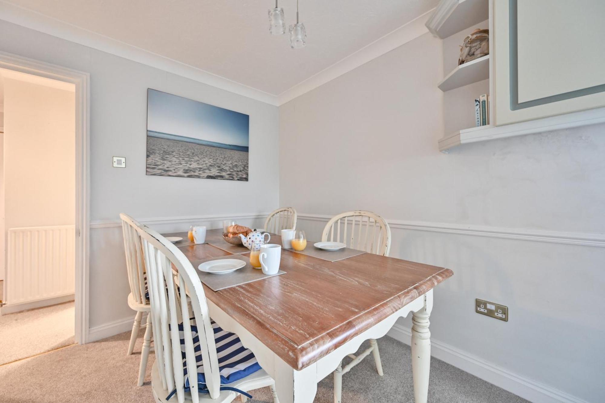 Top Floor Sandbanks Apartment With Free Parking Just Minutes From The Beach And Bars Canford Cliffs Exterior photo