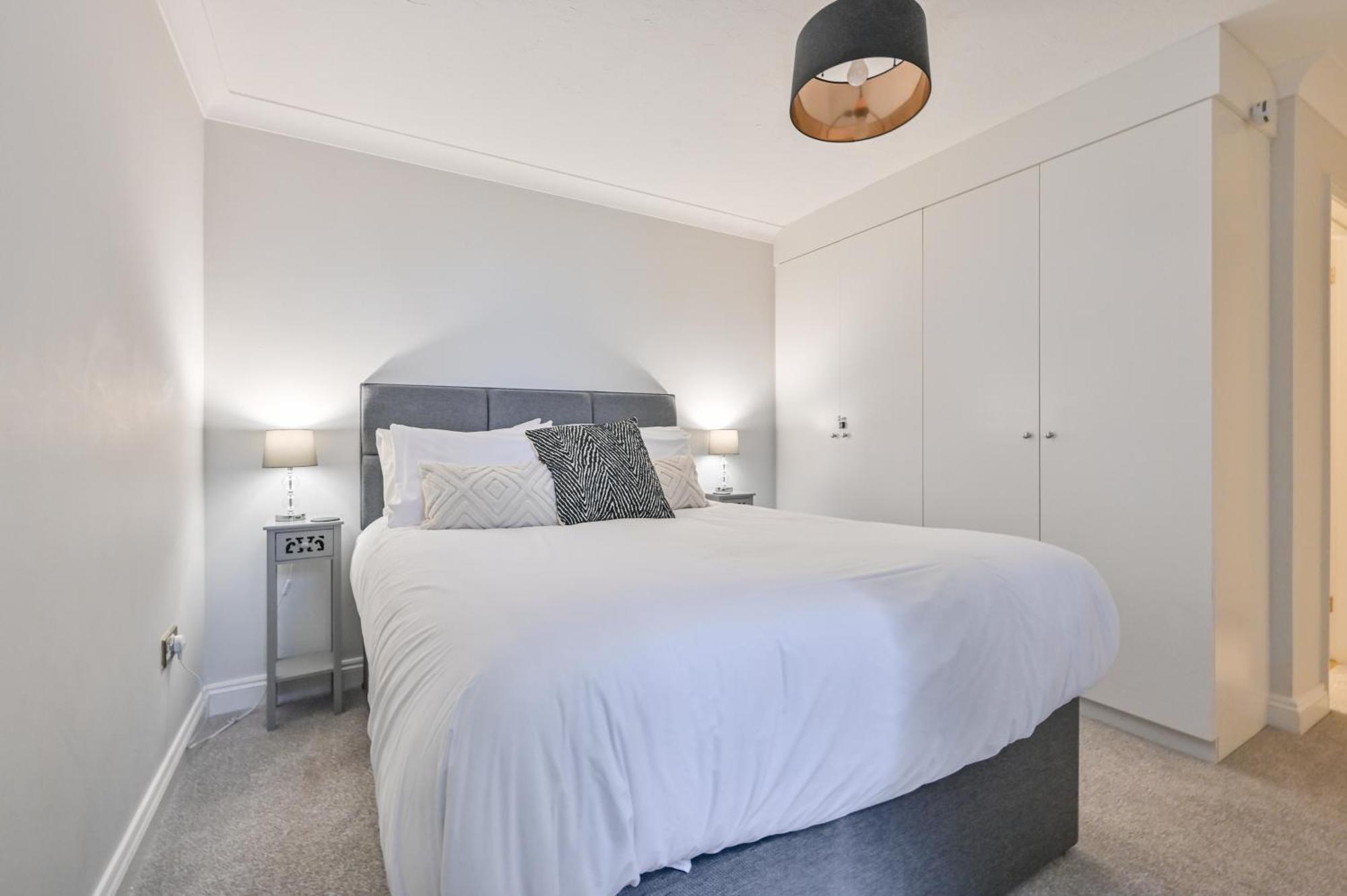 Top Floor Sandbanks Apartment With Free Parking Just Minutes From The Beach And Bars Canford Cliffs Exterior photo