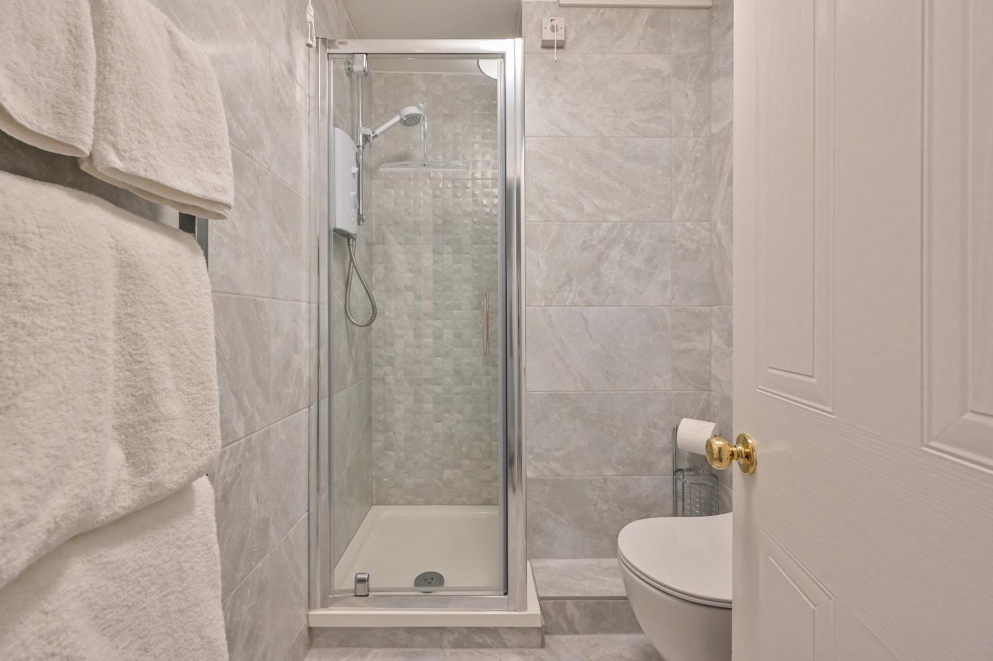 Top Floor Sandbanks Apartment With Free Parking Just Minutes From The Beach And Bars Canford Cliffs Exterior photo