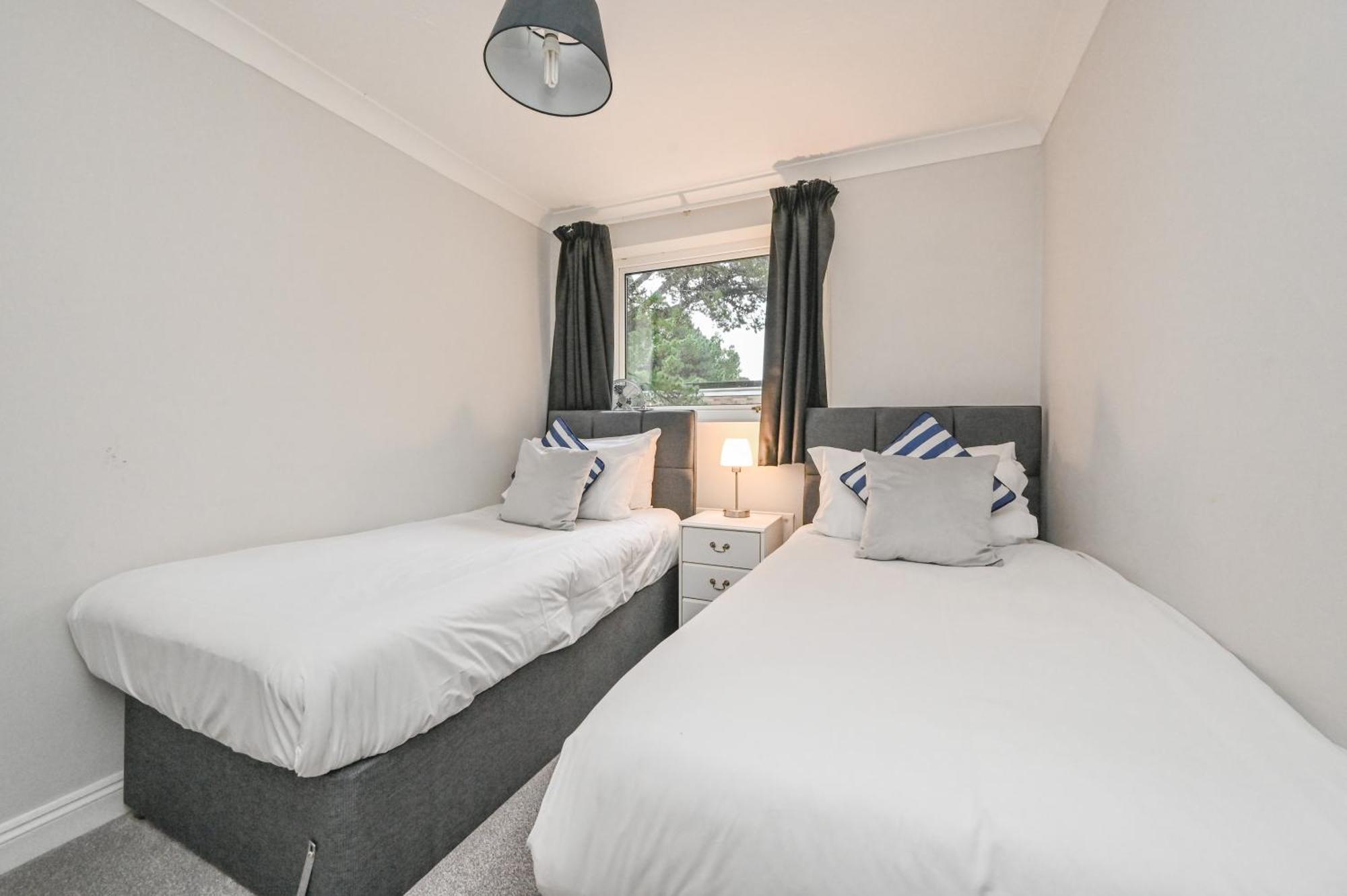 Top Floor Sandbanks Apartment With Free Parking Just Minutes From The Beach And Bars Canford Cliffs Exterior photo