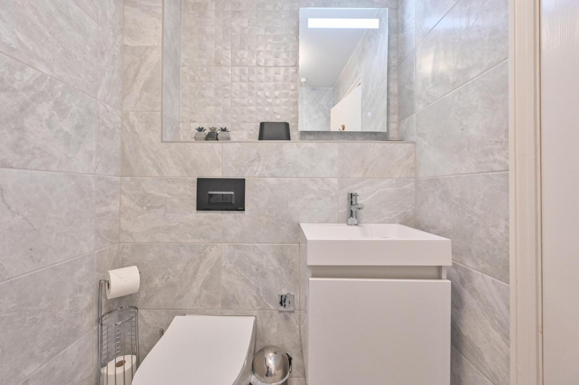 Top Floor Sandbanks Apartment With Free Parking Just Minutes From The Beach And Bars Canford Cliffs Exterior photo