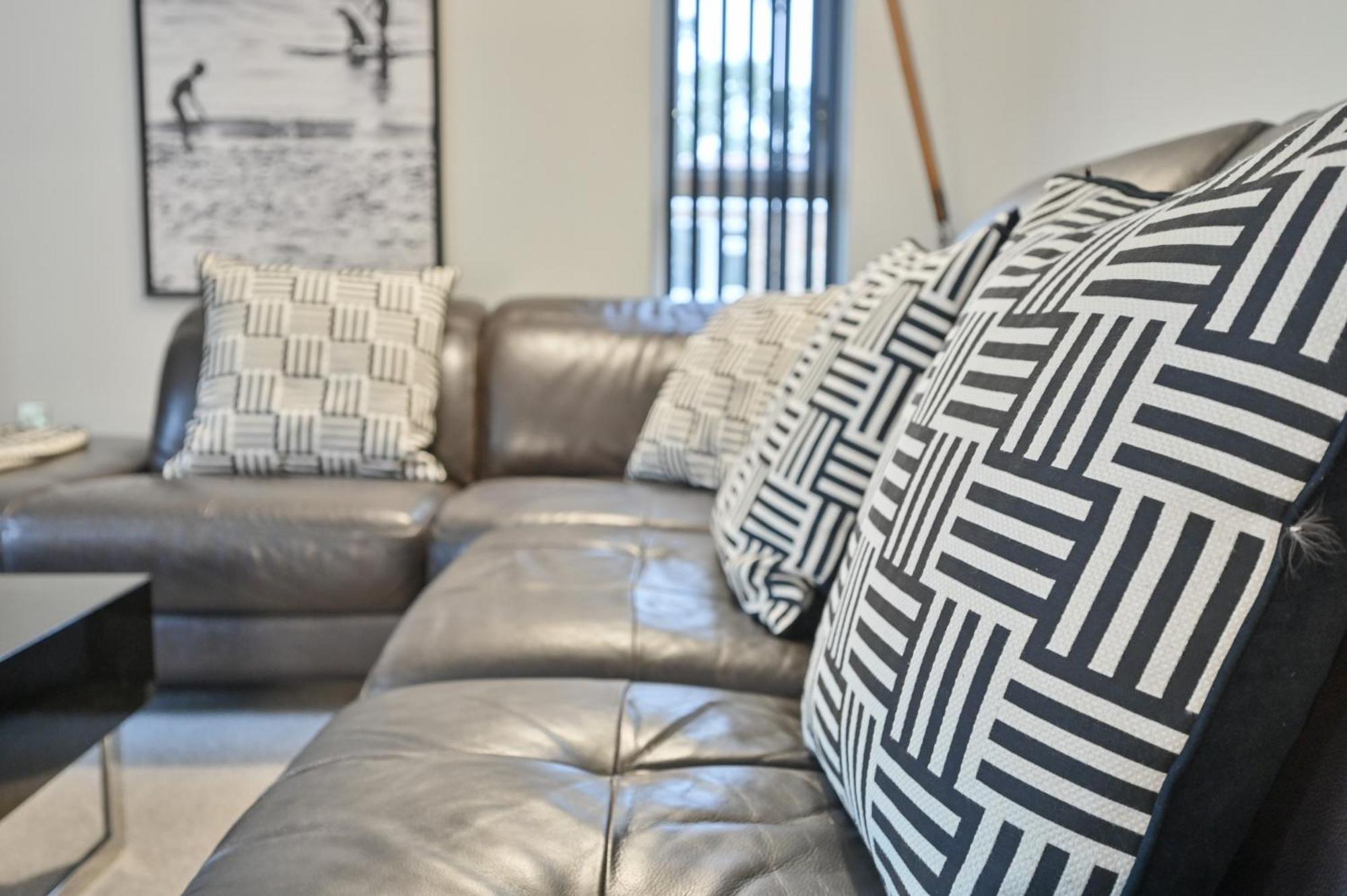 Top Floor Sandbanks Apartment With Free Parking Just Minutes From The Beach And Bars Canford Cliffs Exterior photo
