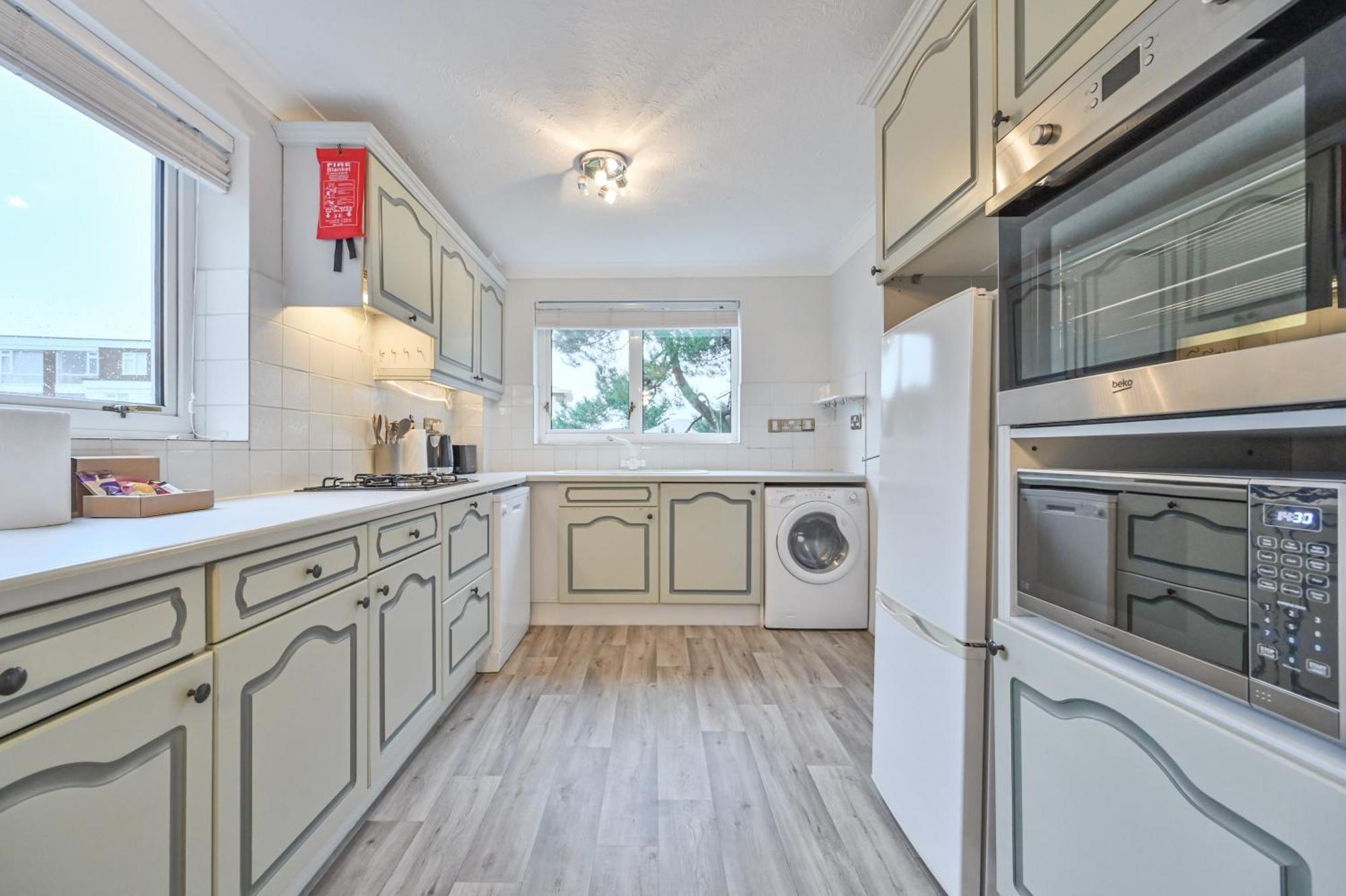 Top Floor Sandbanks Apartment With Free Parking Just Minutes From The Beach And Bars Canford Cliffs Exterior photo
