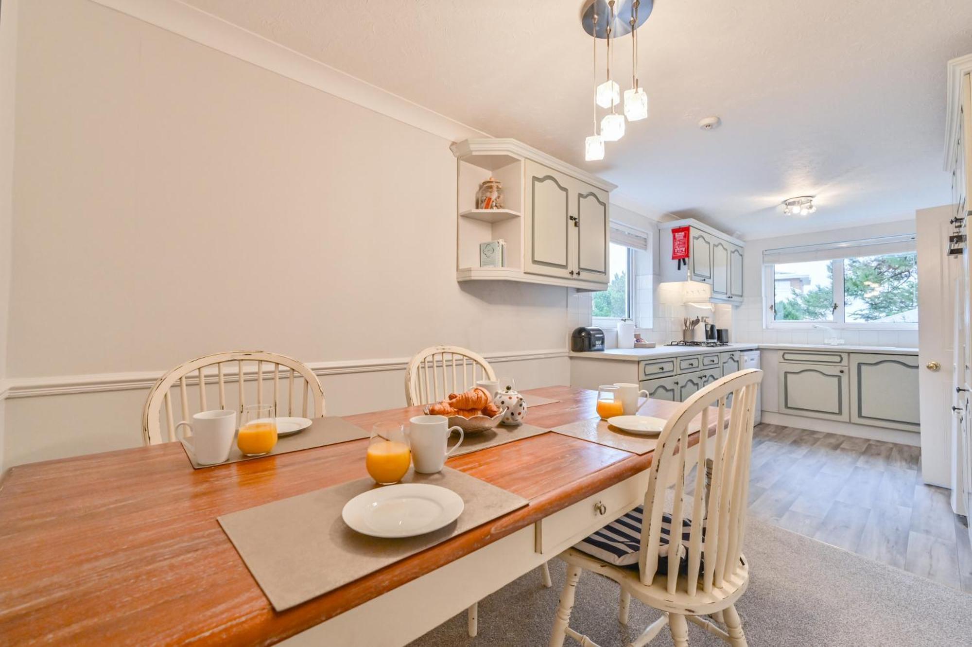 Top Floor Sandbanks Apartment With Free Parking Just Minutes From The Beach And Bars Canford Cliffs Exterior photo